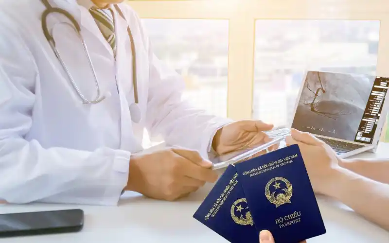 Người từ Mỹ về Việt Nam khám chữa bệnh