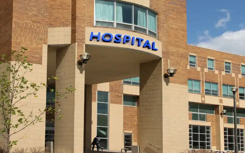 Người từ Mỹ về Việt Nam khám chữa bệnh